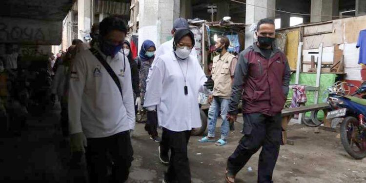 Mensos Tri Rismaharini saat blusukan ke salah satu kawasan di DKI Jakarta | Sumber gambar : demokratis.co.id