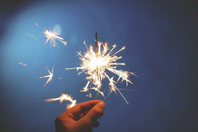 ilustrasi gambar kembang api di perayaan tahun baru (sumber gambar: pixabay.com)