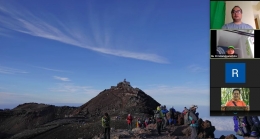Saat para peserta sampai di puncak Gunung Fuji di Jepang (foto koleksi: Adez A.)