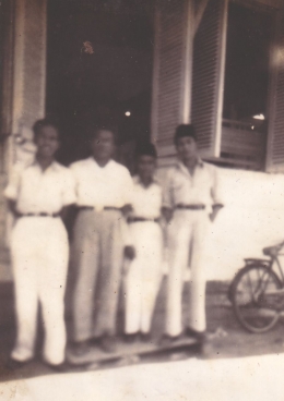 Foto 3 : Yusni Antemas, Zafry Zamzam, A.Djabar, Zainal tanggal 28 September 1949Koleksi : Wajidi