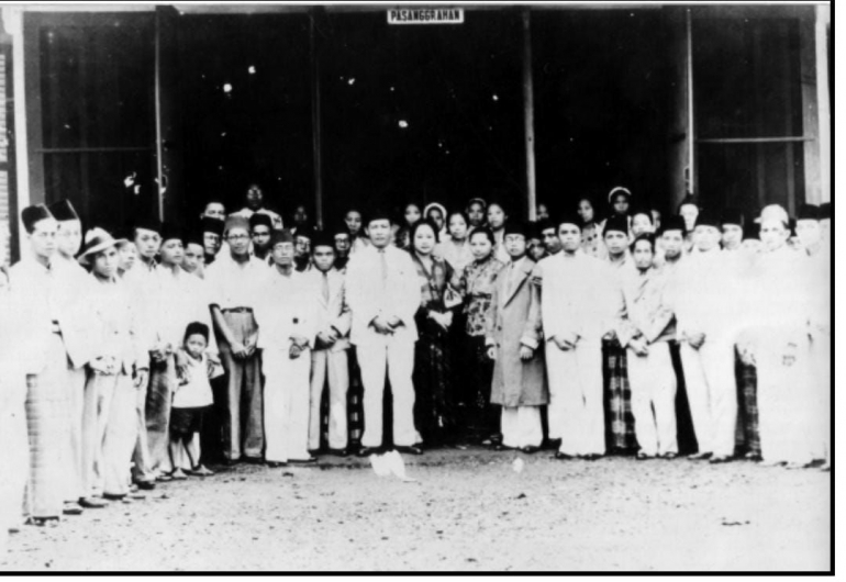 Foto 1  Kunjungan M. Husni Thambrin( Ketua Pengurus besar Parindra)di pesanggrahan Kandangan tahun 1938 Sumber : Ahmad Darmawi, Koleksi : Wajidi