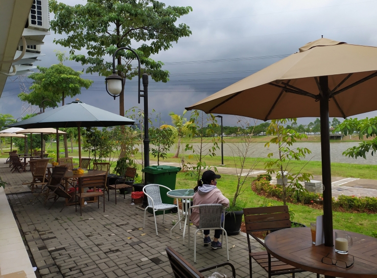 Bosseller Cafe menawarkan pengalaman menikmati kuliner secara outdoor dengan view danau di Vanya Park, BSD. (Foto: Gapey Sandy)