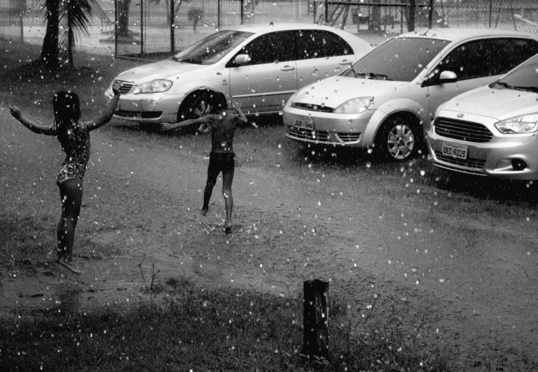 Ilustrasi anak riang bermain di saat hujan. Sumber: Daniel Sampaio Donate on Pixabay.com