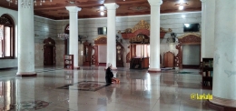 Khusyuk Bermunajat di Sumedang Grote Moskee alias Masjid Agung Sumedang | @kaekaha