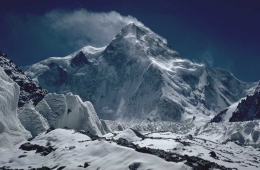 Gunung K2 (8,611 mdpl).Hingga hari ini belum ada manusia yang berhasil mencapai puncaknya saat musim dingin. Sumber gambar: Kuno Lechner/wikimedia.org