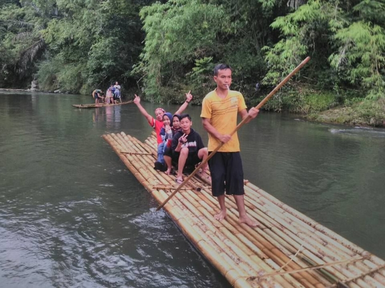 Meluncur rafting dengan bambu dari puncak gunung Meratus di Loksado (Dokpri) 