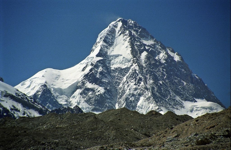 Pemandangan Gunung K2 dari sisi utara. Sumber gambar: Jan Reurink/wikimedia.org