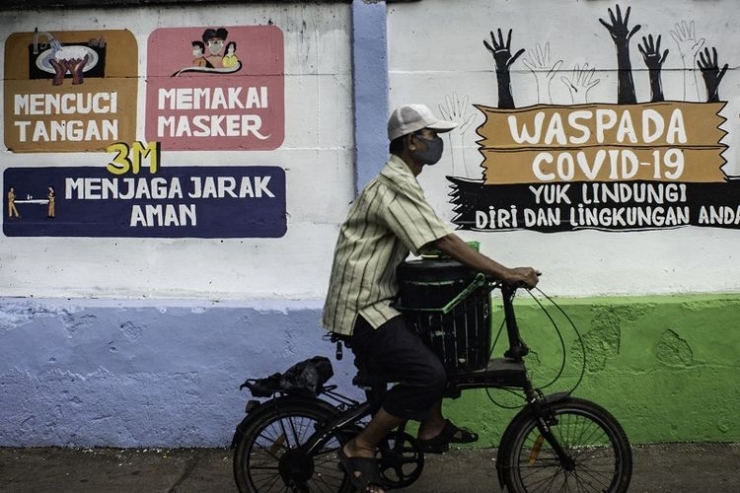 Mural Protokol Kesehatan dan Bapak Bermasker. ANTARA FOTO/Aprillio Akbar/aww.