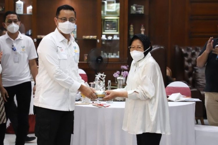 Eks Menteri Juliari Batubara memberikan secara simbolis dana bantuan sosial kepada Bu Tri Rismaharini di Surabaya. (Sumber: PEMKOT SURABAYA via surabaya.kompas.com)
