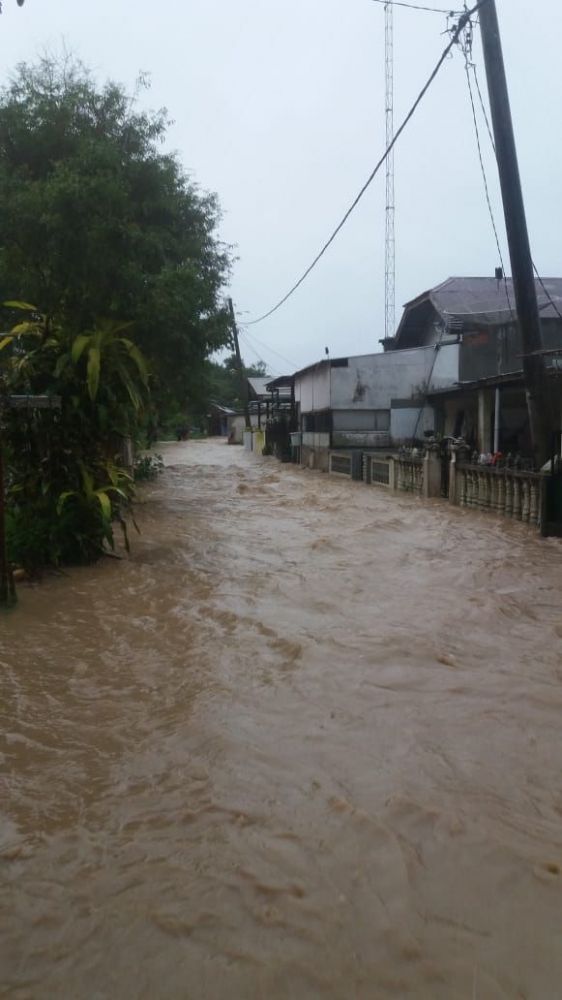 Banjir menggenangi sejumlah ruas jalan(dok: Hengki)