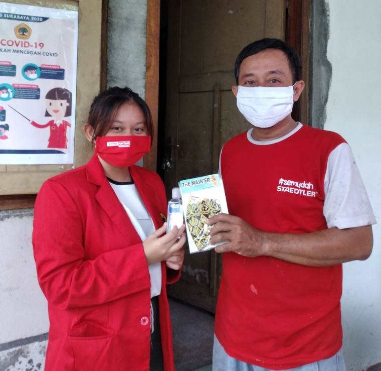 Dokumentasi KKN pada saat pembagian masker pada masyarakat | dokpri