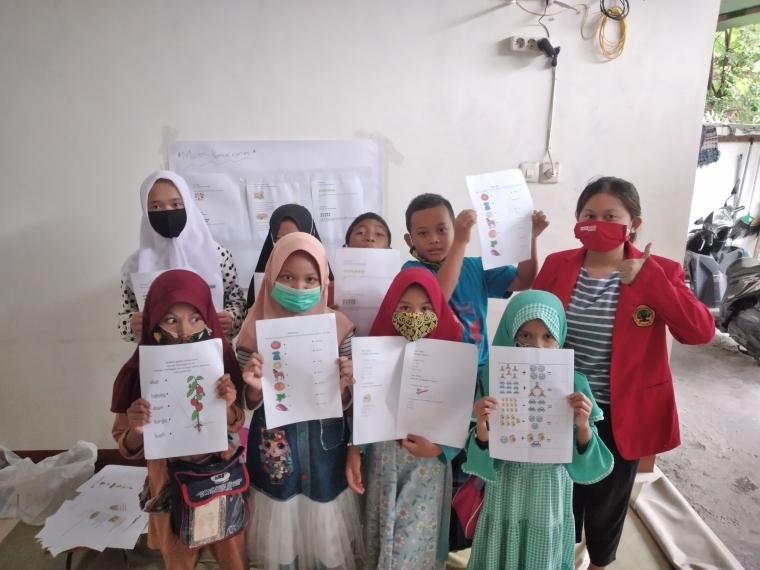 Dokumentasi KKN pada saat mengajar anak anak sekolah dasar | dokpri