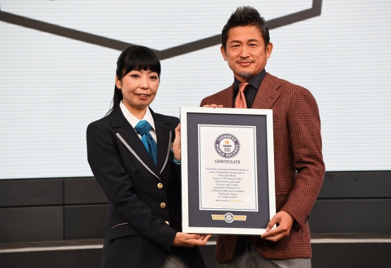 Kazuyoshi Miura tercatat dalam Guinness Book of Records sebagai pesepak bola tertua yang mampu mencetak gol di usia 50 tahun pada tahun 2017 lalu. | Etsuo Hara/ Getty Images via bleacherreport.com