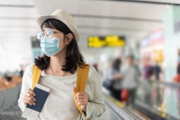 Ilustrasi liburan selama pandemi, wajib memakai masker dan patuhi protokol kesehatan. (sumber: Shutterstock/eggeegg via kompas.com)