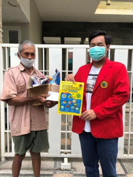 Mahasiswa memberikan bantuan kepada warga yang terdampak Pandemi Covid-19 (dokpri)