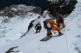 Medan berat yang didominasi medan vertikal di K2 yang harus dilalui para pendaki. Sumber gambar: http://www.alpinist.com/