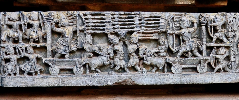 Arjuna Karna final battle, Kurukshetra war, 12th-century Mahabharata relief, Hoysalesvara temple Halebidu.Sumber foto : Sarah Welch