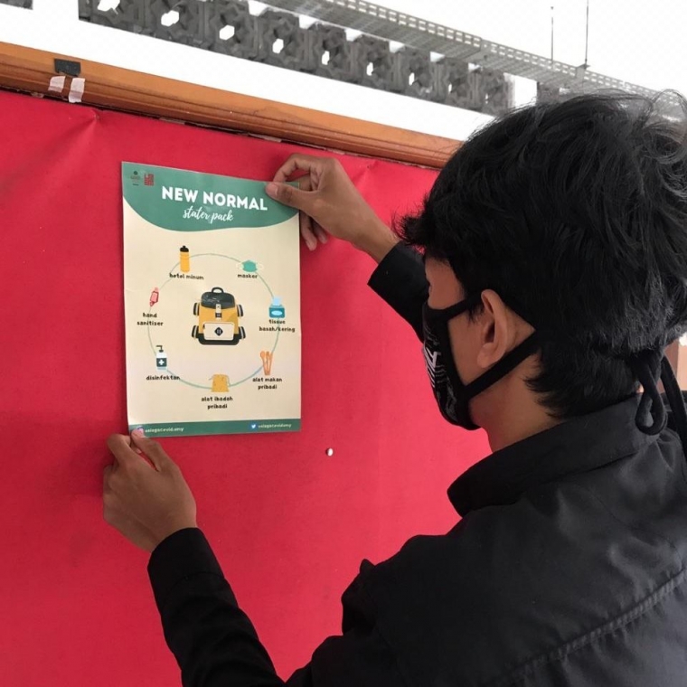 Gambar 1.3 penempelan poster edukasi di new normal (dokpri)