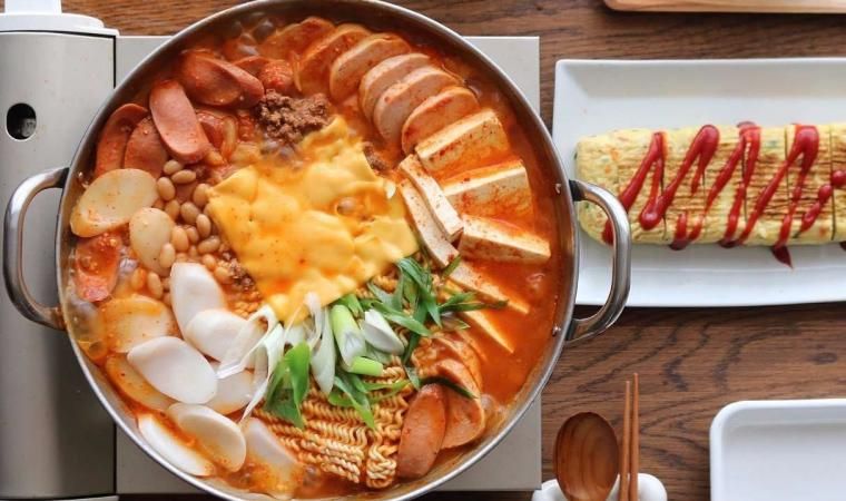 Budae-jjigae (Foto: wtable.co.kr)