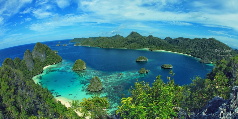 Panorama dari puncak Wayag. Sumber: koleksi pribadi