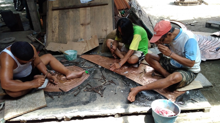 proses membuat kerajinan tembaga kuningan bertempat di Nursih Basuki Art Studio Kotagede Yogyakarta