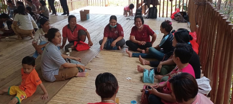 Kebersamaan Wanita Dayak, di Dusun Tapang Sambas, Tapang Kemayau, Kab. Sekadau (Dokumentasi by Bpk. Niko Thomas Kinga)