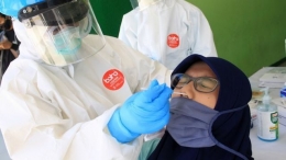 Ilustrasi sedang melakukan PCR swab (dok. bbc.com)