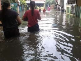 liputan penulis ttg banjir jakarta 2013 sekitar Pedongkelan, Jakarta Barat (Kompasiana/Ign Joko Dwiatmoko)