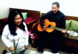 Pak Tjip sedang merayu (lagi) Bu Lina dengan menyanyikan dua lagu: Kemesraan (Iwan Fals) dan Kutakbisa (Slank) (Foto: Koleksi Pak Tjip dan Bu Lina)