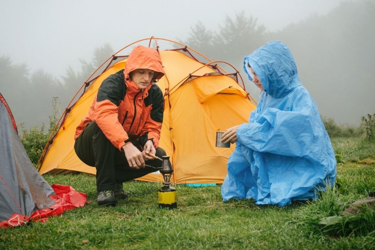 Dua Pramuka Inggris menyiapkan penerangan dan penghangat saat hujan tiba di perkemahan. (Foto: simplemost.com)