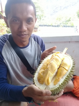 Pak Sadi dan Durian Perwira. Foto : dokumentasi pribadi