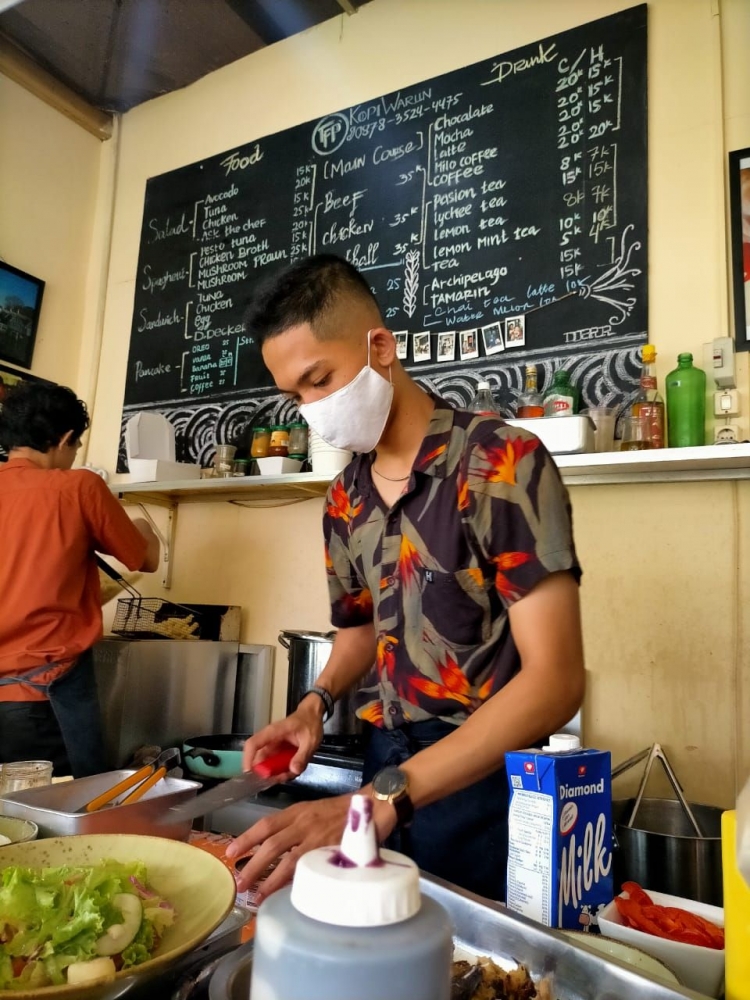 Surakarta- Salah satu pegawai TFP warung kopi sedang menyiapkan hidangan untuk pengunjung. (Dokpri)