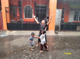 Mandi Hujan dengan Anak-anak | @kaekaha