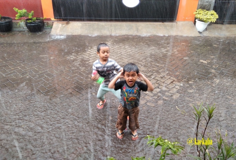 Anak-anak Hobinya juka Mandi Hujan | @kaekaha
