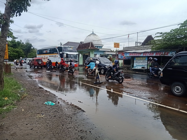 jalan raya Blitar-Tulungagung yang tergenang air | dok. pribadi