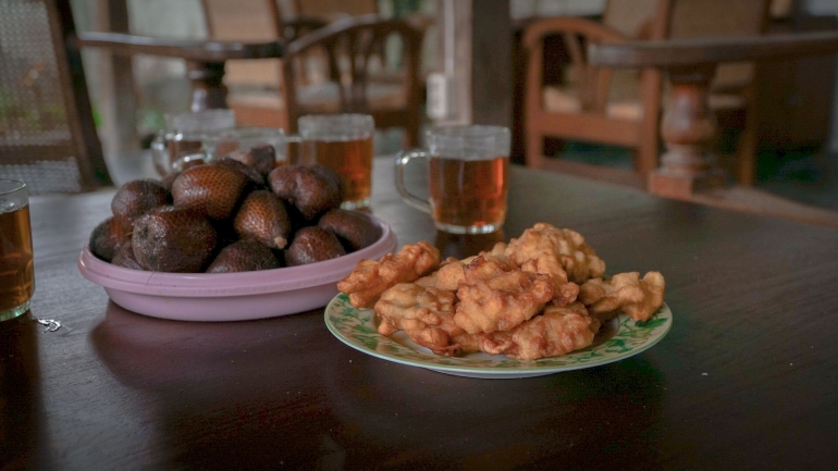 Teh dan pisang goreng (Dok. Riana Dewie)