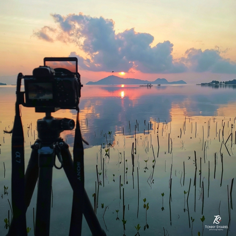 Memotret sunrise di Pantai Dewi Mandapa- Lampung. Sumber: koleksi pribadi