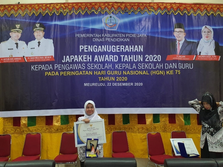 https://www.facebook.com/hamidah.hasan.35. Kepsek SMPN 1 Bandar Dua Pidie Jaya menerima Japakeh Award dari Bupati Pidie Jaya