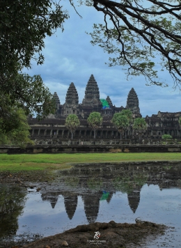 Langit kelabu di atas Angkor Wat. Sumber: koleksi pribadi