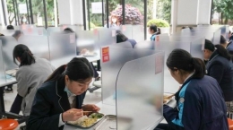 remaja membawa kotak makan untuk makan siang di Cina (dok. tribun)