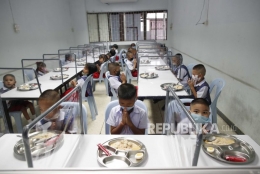 Sekolah di Thailand sedang makan siang memperhatikan protokol kesehatan (dok. republika)