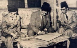 KH. Agus Salim (kiri), Mahmoud an-Nukrashi Pasha (tengah) dan AR Baswedan (kanan). Sumber foto : okezone.com