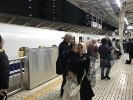 Menunggu untuk naik Shinkansen di Stasiun Tokyo. Sumber: dokumentasi pribadi