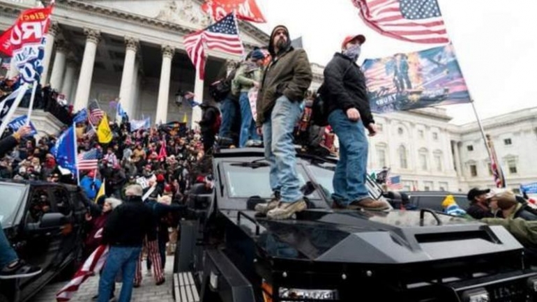 Pendukung Trump Menyerbu Gedung Capitol. Sumber: Getty Images via BBC Indonesia