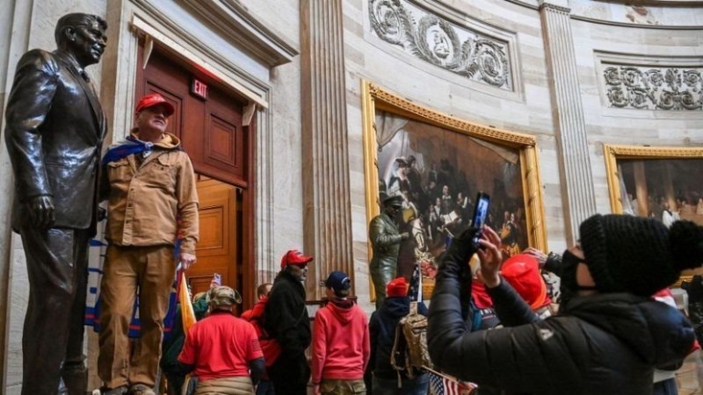 Pendukung Trump Menyerbu Gedung Capitol. Sumber: Getty Images via BBC Indonesia