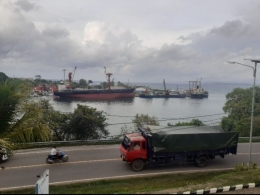 Dokumen Pribadi_Truk Cargo dan Kapal Barang di Pelabuhan Badas Sumbawa Besar, dua transportasi lintas pulau