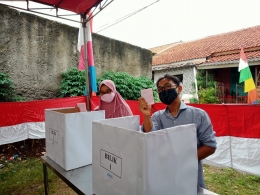 Warga menyalurkan hak pilihnya dalam Pemilihan Ketua RT 002. (Dokpri)