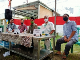 Bapak Ismail (tengah) beserta para Panitia Pemilihan Ketua RT 002.  (Dokpri)