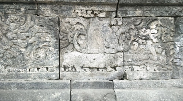 Relief cerita fabel kera-buaya di Candi Sojiwan (dok pri)