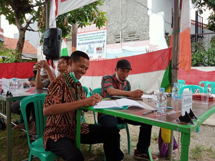 Panitia Pemilihan Ketua RT 002 tengah mendata para pemilih yang akan menyalurkan hak pilihnya (Dokpri)